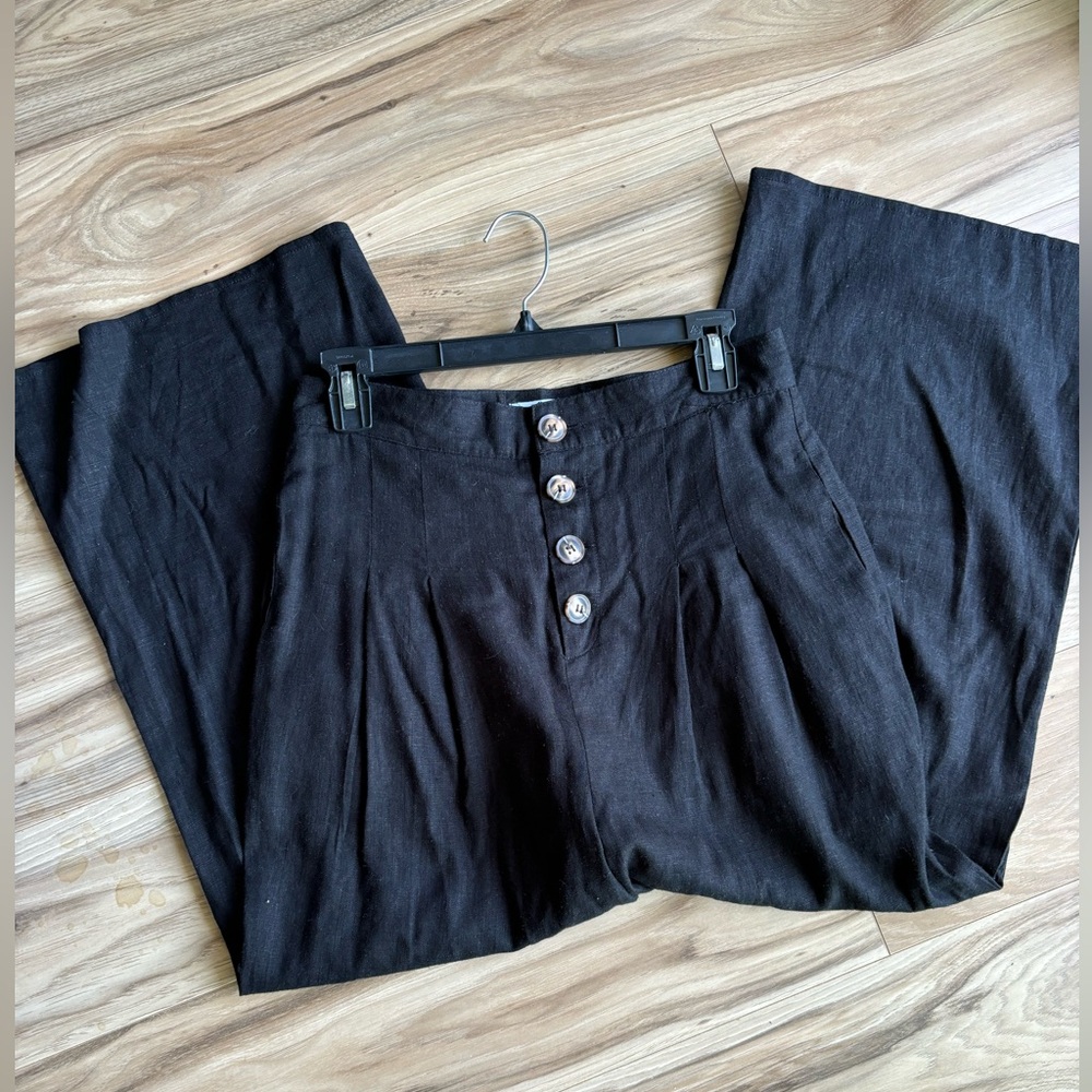 Women’s Black Wide Leg Crop Pants with Trouser Style Side Pockets. Large